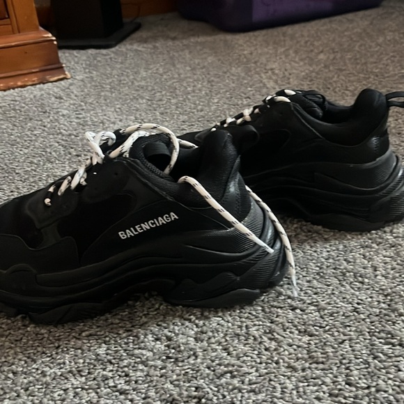 Like new black balenciaga  sneakers size 38 which is a size 7 - Picture 3 of 9